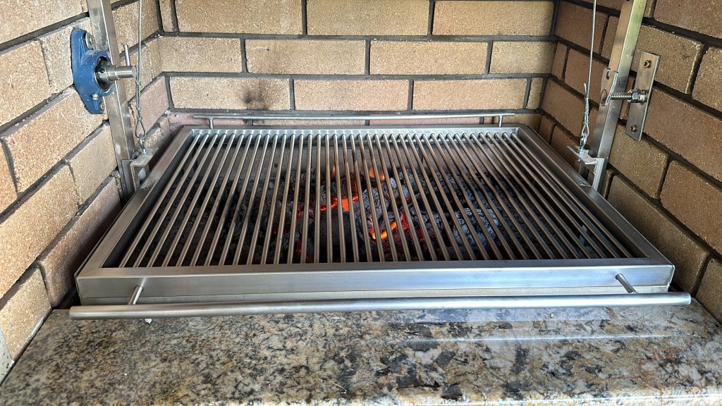 Gratar/Grill cu sistem de ridicare tip lift grill cu dimensiuni de: 102 x 60 cm