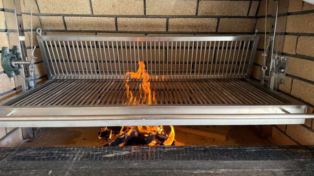 Gratar/Grill cu sistem de ridicare tip lift grill cu dimensiuni de: 90 x 55 cm
