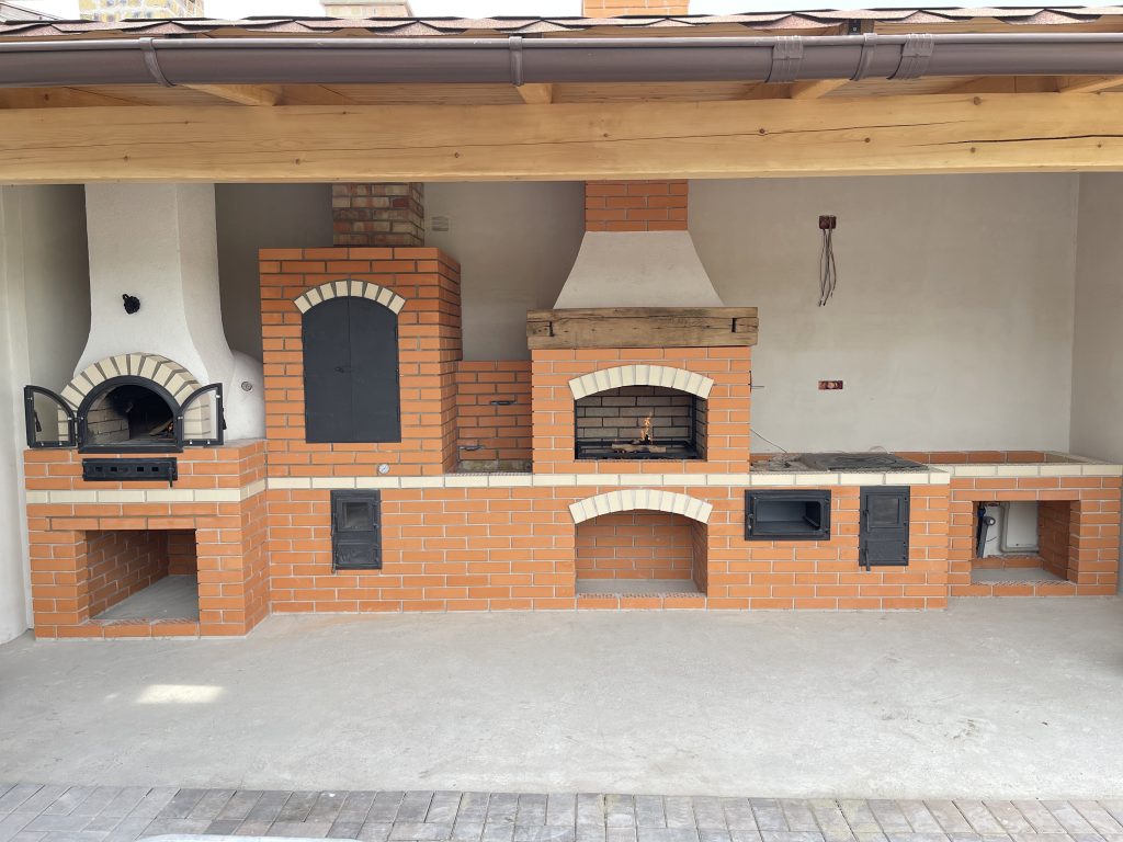 Ansamblu de gratar cu cuptor pe lemne, plita taraneasca si blat de lucru