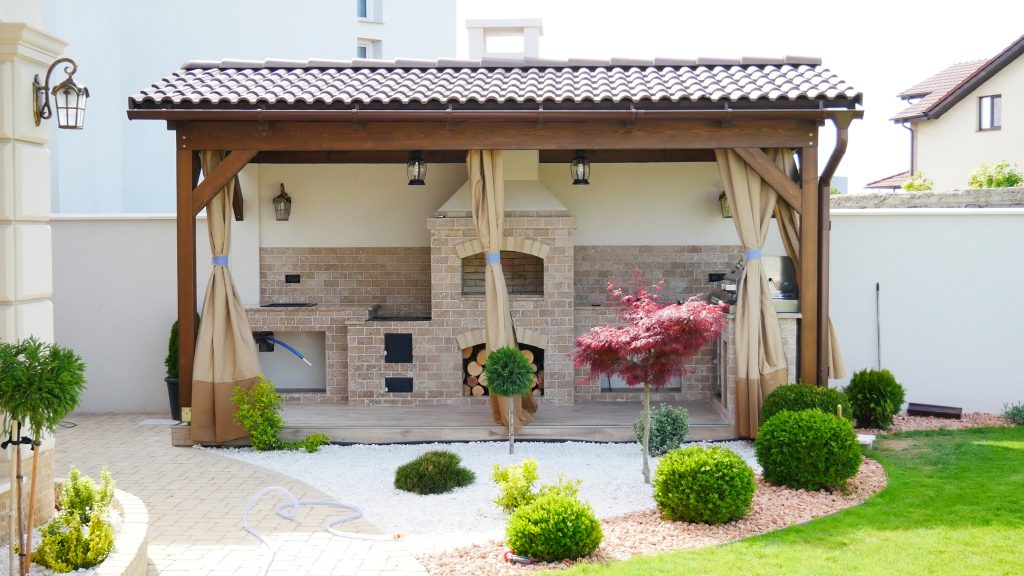 Gratar de gradina cu plita pe lemne, BBQ pe gaz incastrat si blat de lucru cu chiuveta